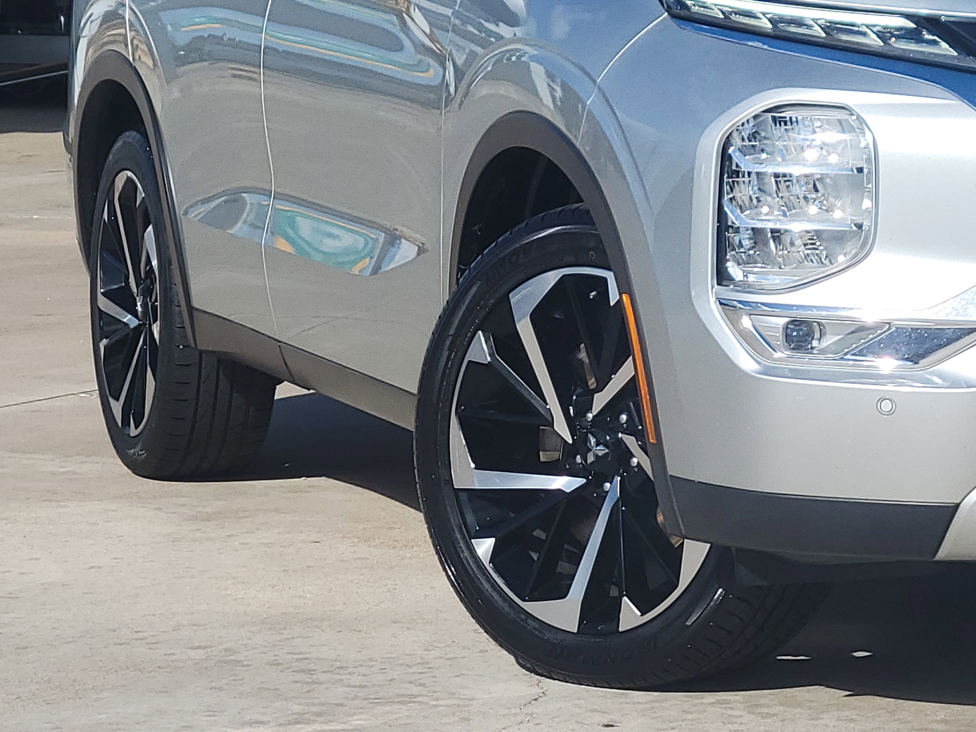 Used 2024 Mitsubishi Outlander SE Black Edition image 11