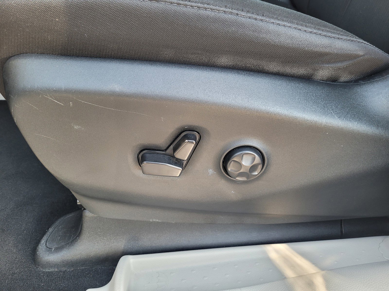 Used 2023 Chrysler Voyager LX image 11