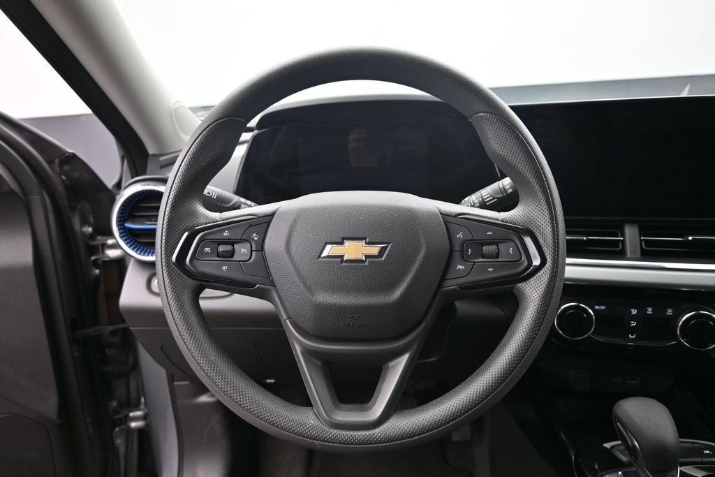 Used 2025 Chevrolet Trax LT FWD image 17