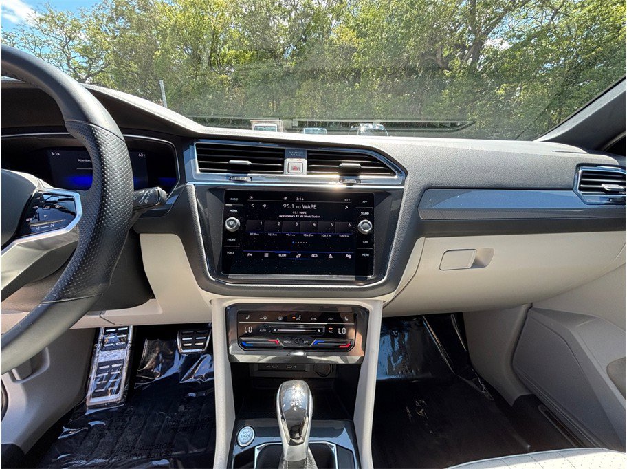 Used 2022 Volkswagen Tiguan SE R-Line FWD image 11