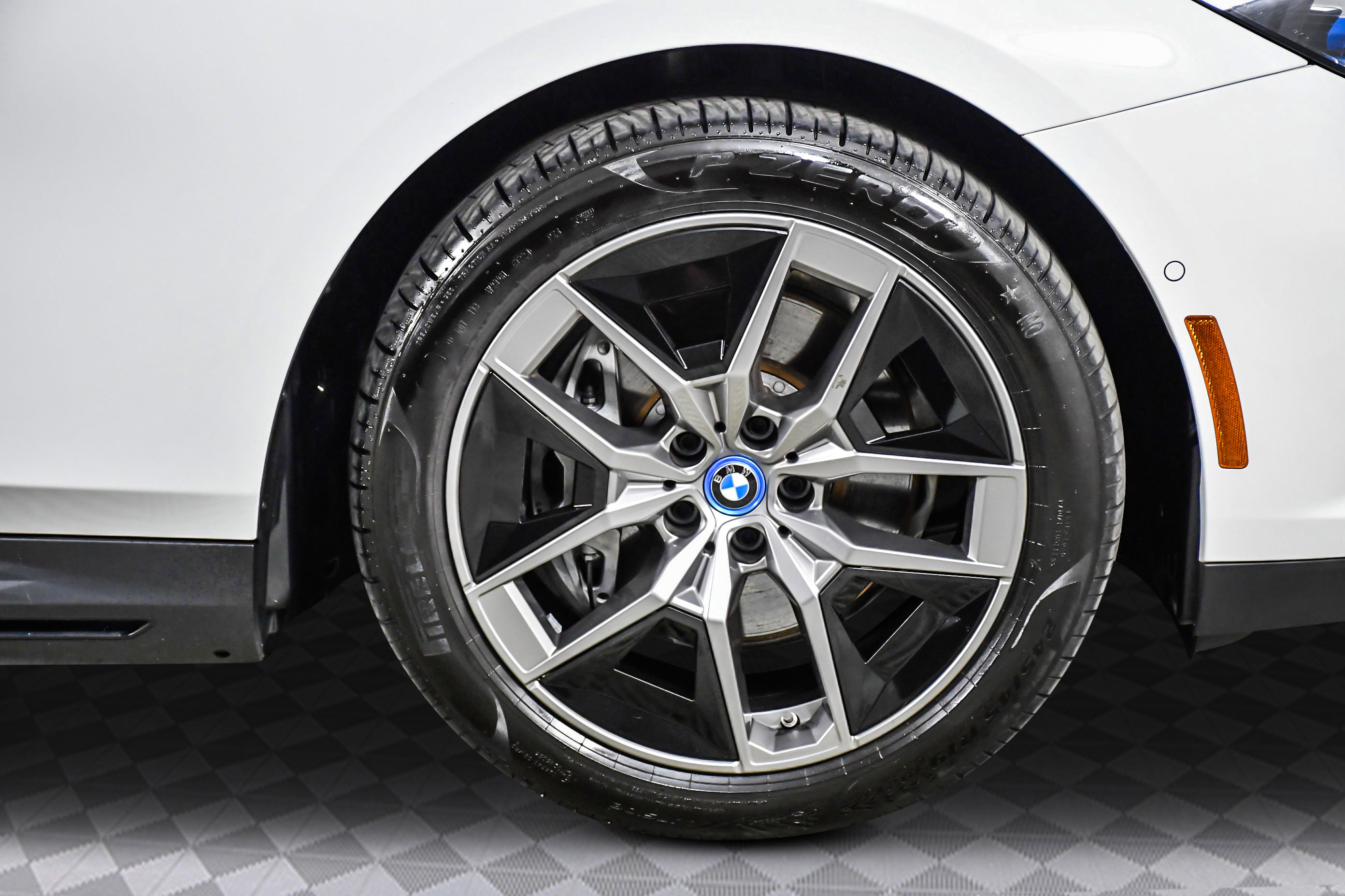 Used 2025 BMW i5 eDrive40i w/ Executive Package image 31