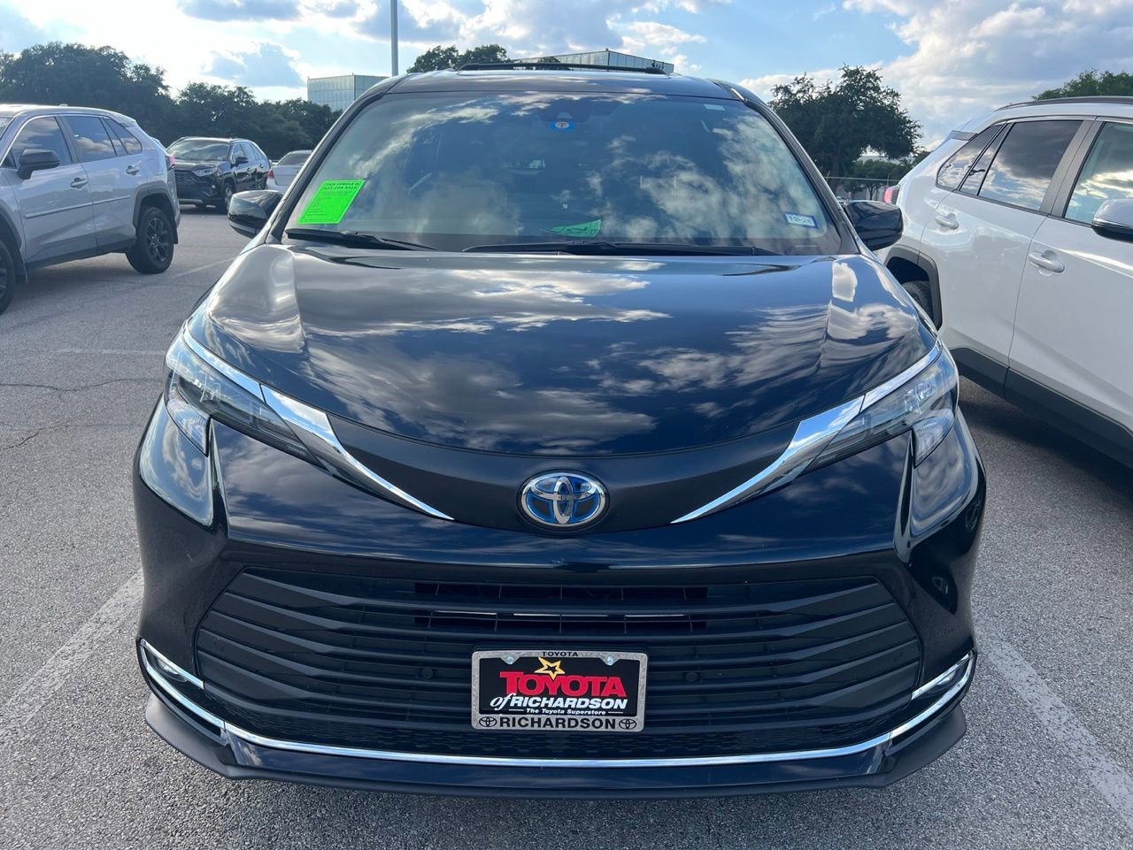 Used 2024 Toyota Sienna XLE FWD image 2