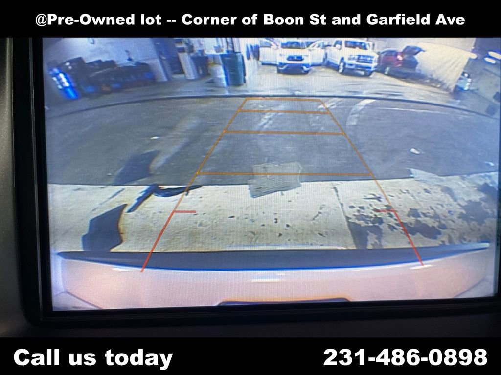 Used 2018 GMC Yukon SLE w/ SLE Value Package image 24