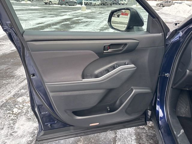 Used 2021 Toyota Highlander LE image 39