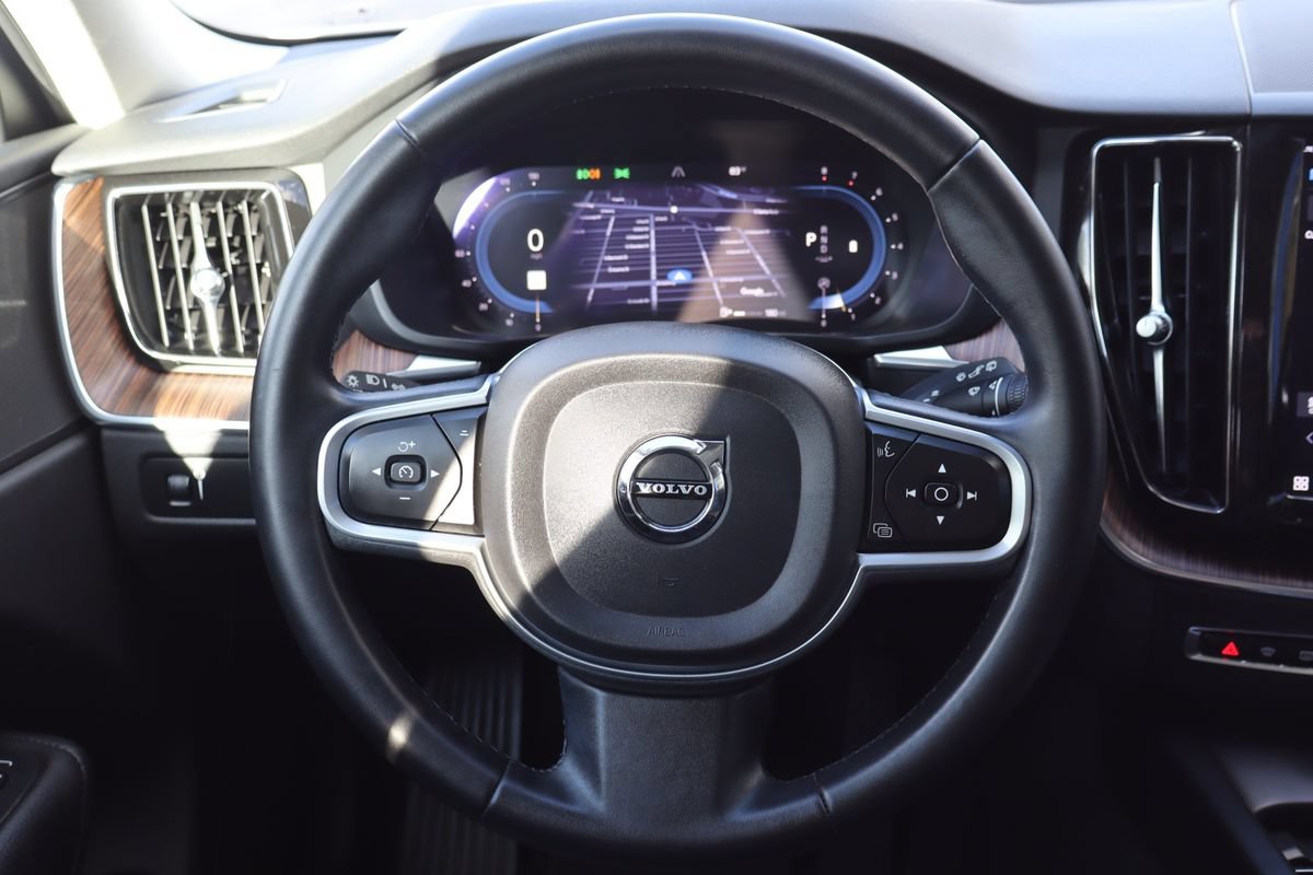 Used 2022 Volvo XC60 B5 Momentum AWD/4WD image 17