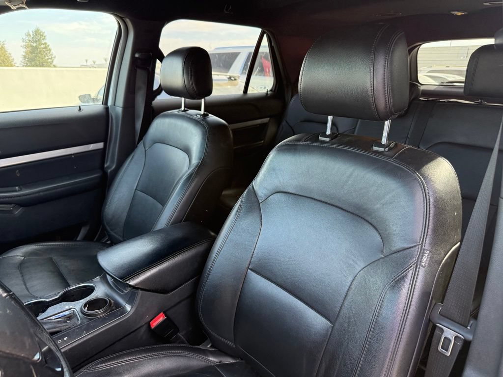 Used 2017 Ford Explorer XLT w/ Equipment Group 202A FWD image 3