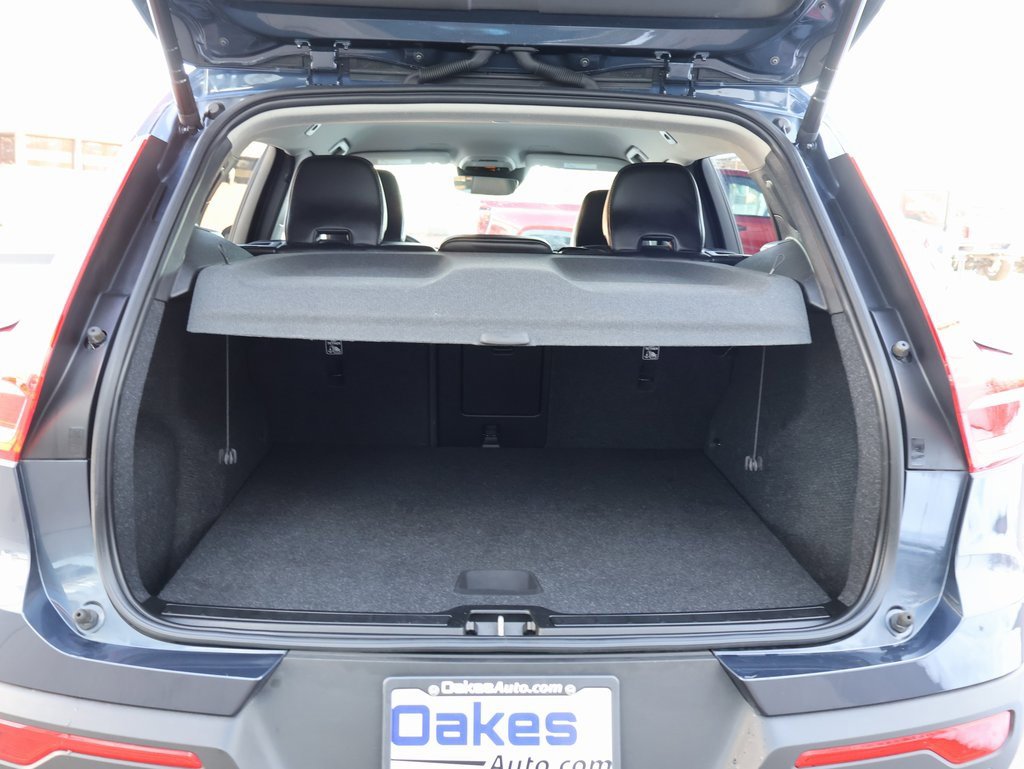 Used 2022 Volvo XC40 T5 Momentum image 22