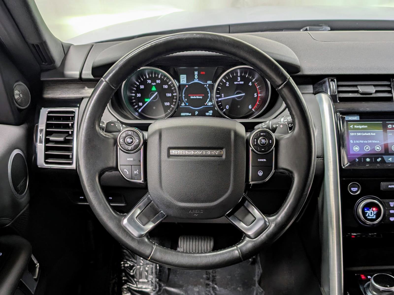 Used 2017 Land Rover Discovery HSE image 35