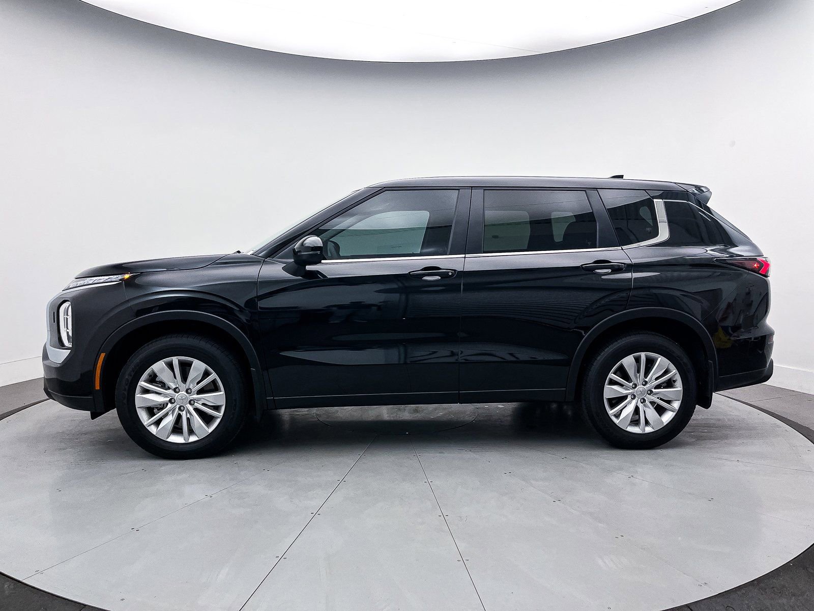 New 2025 Mitsubishi Outlander ES image 4