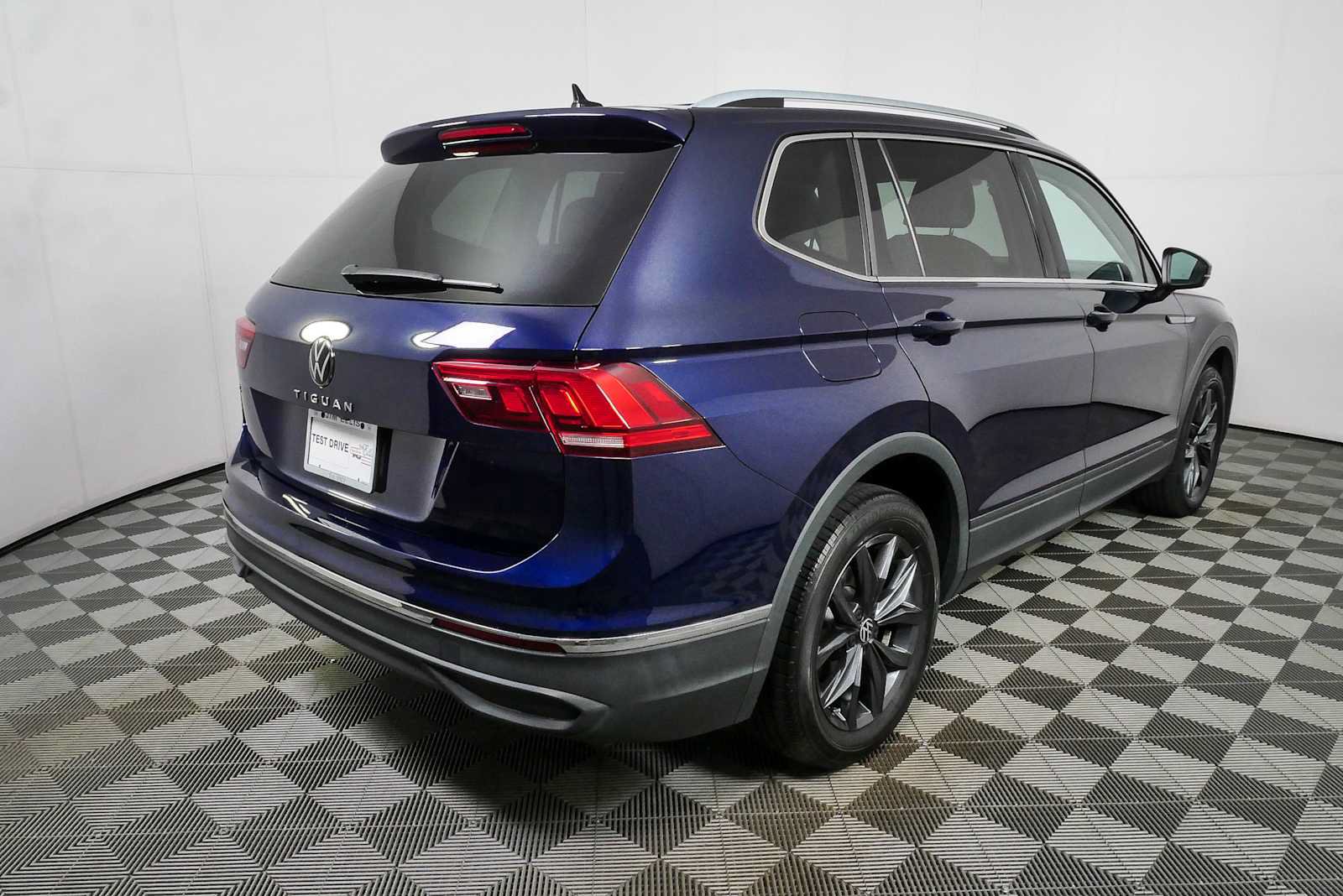 Certified 2023 Volkswagen Tiguan SE w/ Panoramic Sunroof Package FWD image 6