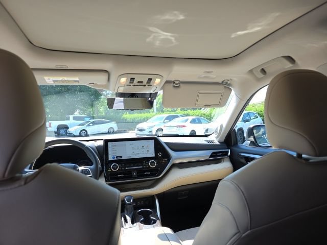 Used 2024 Toyota Highlander Platinum FWD image 15