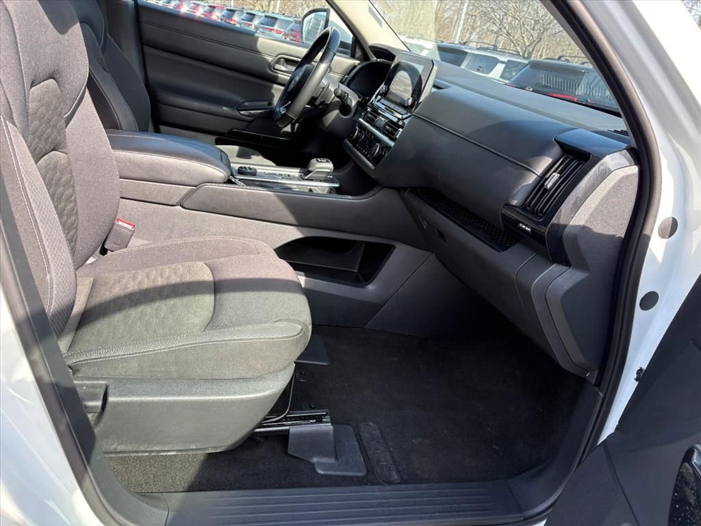 Used 2024 Nissan Pathfinder SV image 17