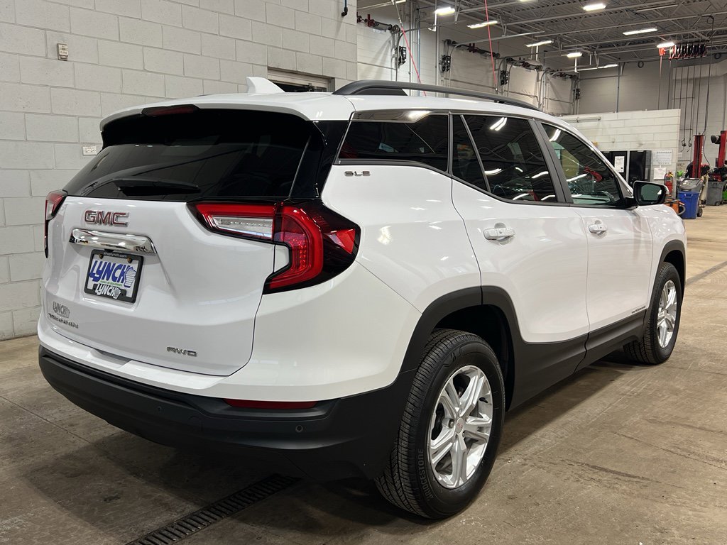 Used 2024 GMC Terrain SLE w/ Driver Convenience Package image 4