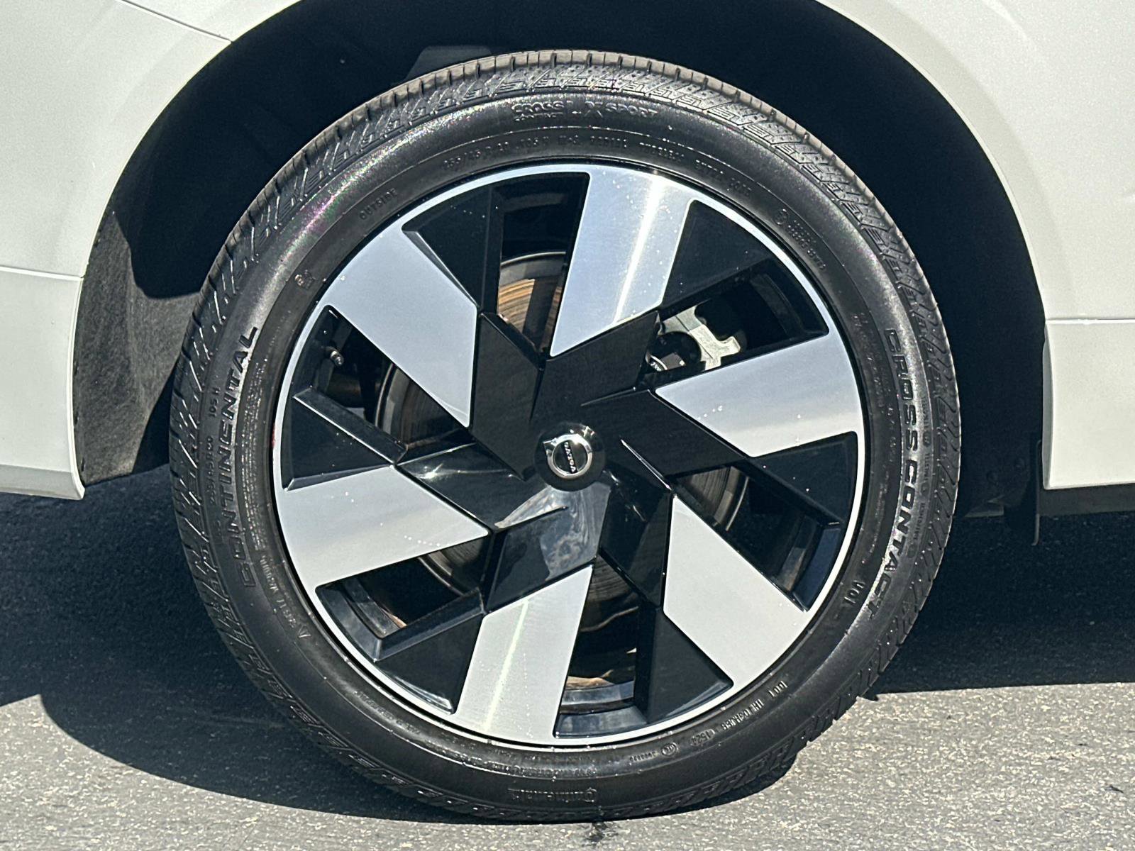 Certified 2025 Volvo XC60 T8 Plus w/ Protection Package Premier image 27