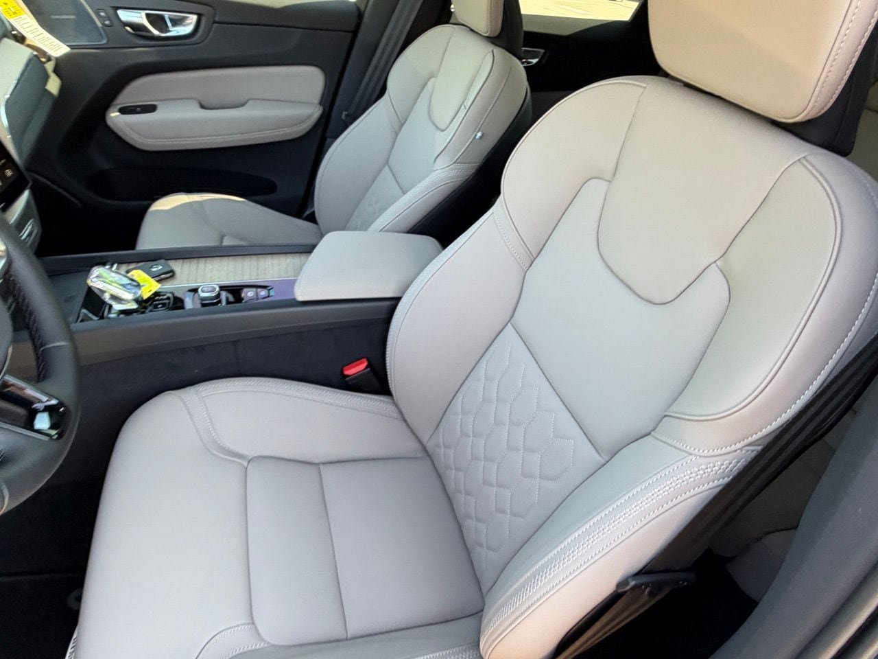 New 2027 Volvo XC60 B5 Plus AWD/4WD image 14