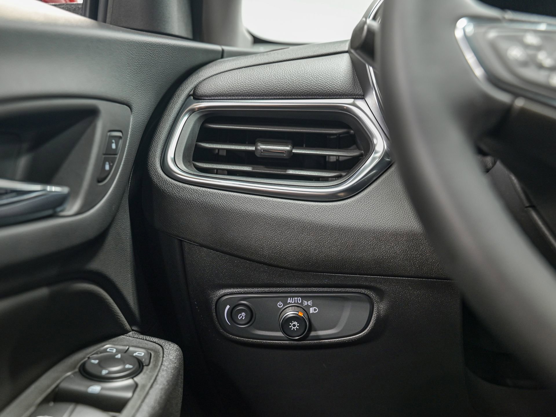 Used 2023 Chevrolet Equinox LT AWD/4WD image 18