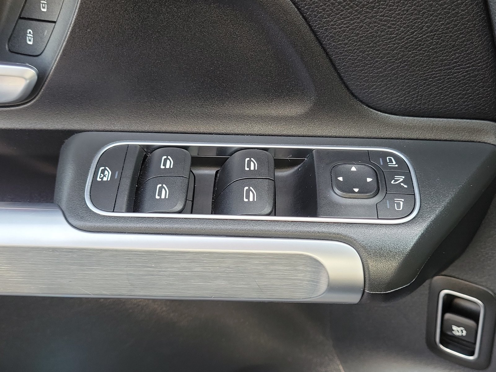 Used 2023 Mercedes-Benz GLB 250 w/ Premium Package image 19