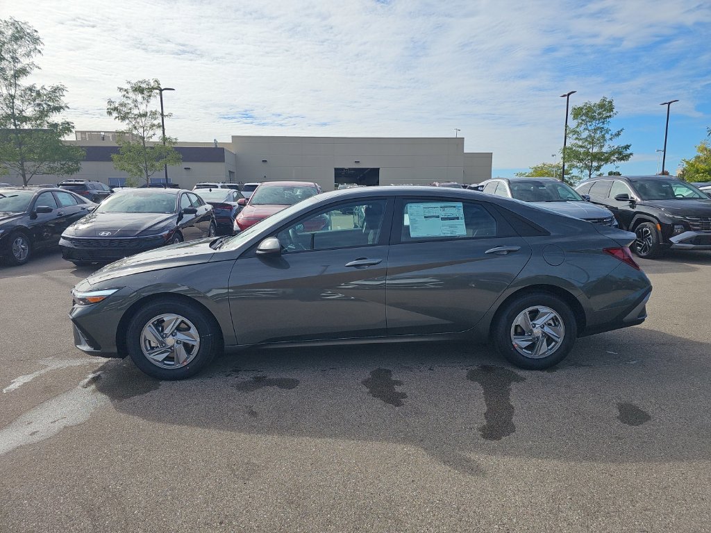 New 2026 Hyundai Elantra SE FWD image 2