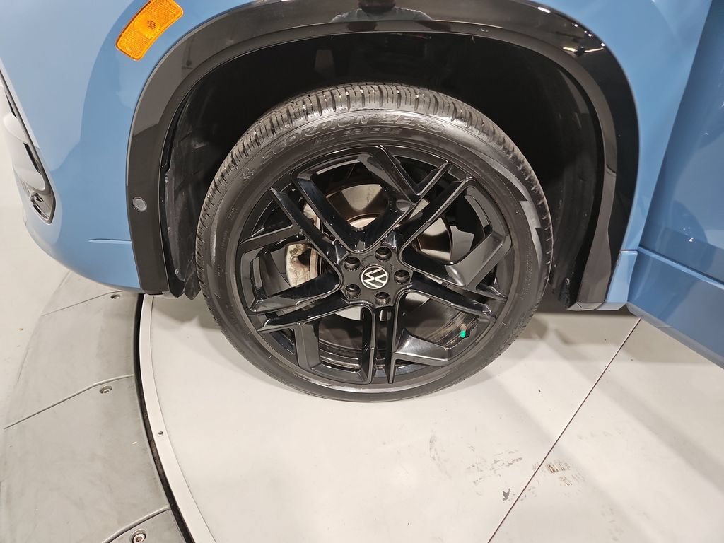 Certified 2025 Volkswagen Tiguan SE R-Line AWD/4WD image 27
