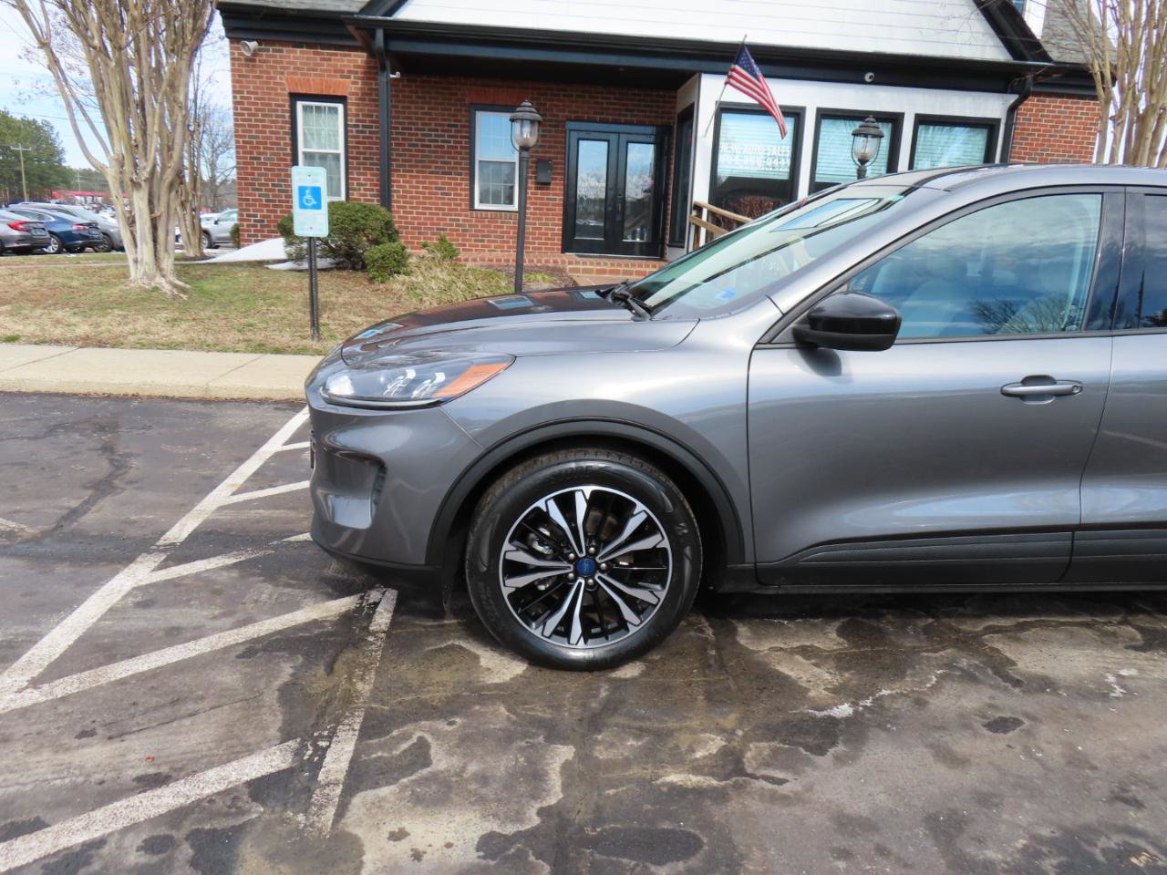Used 2022 Ford Escape SE w/ SE Sport Appearance Package FWD image 2