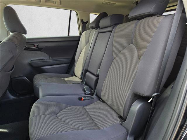 Used 2024 Toyota Highlander LE AWD/4WD image 18