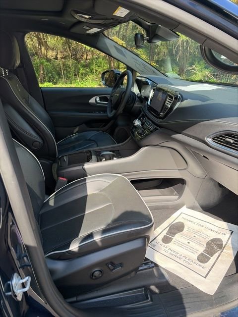 Used 2025 Chrysler Pacifica Limited image 20