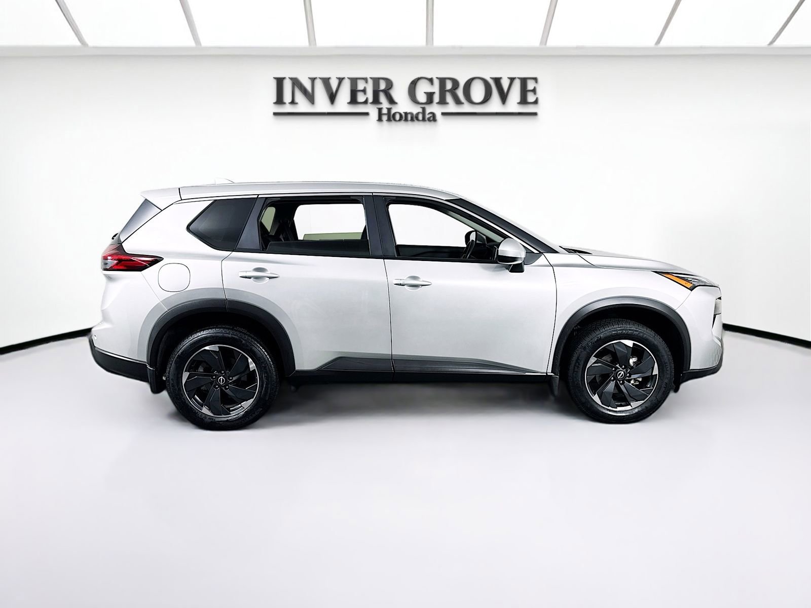 Used 2024 Nissan Rogue SV image 4