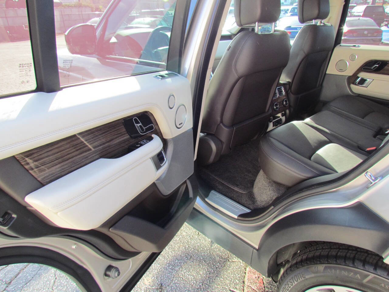 Used 2018 Land Rover Range Rover Supercharged image 12