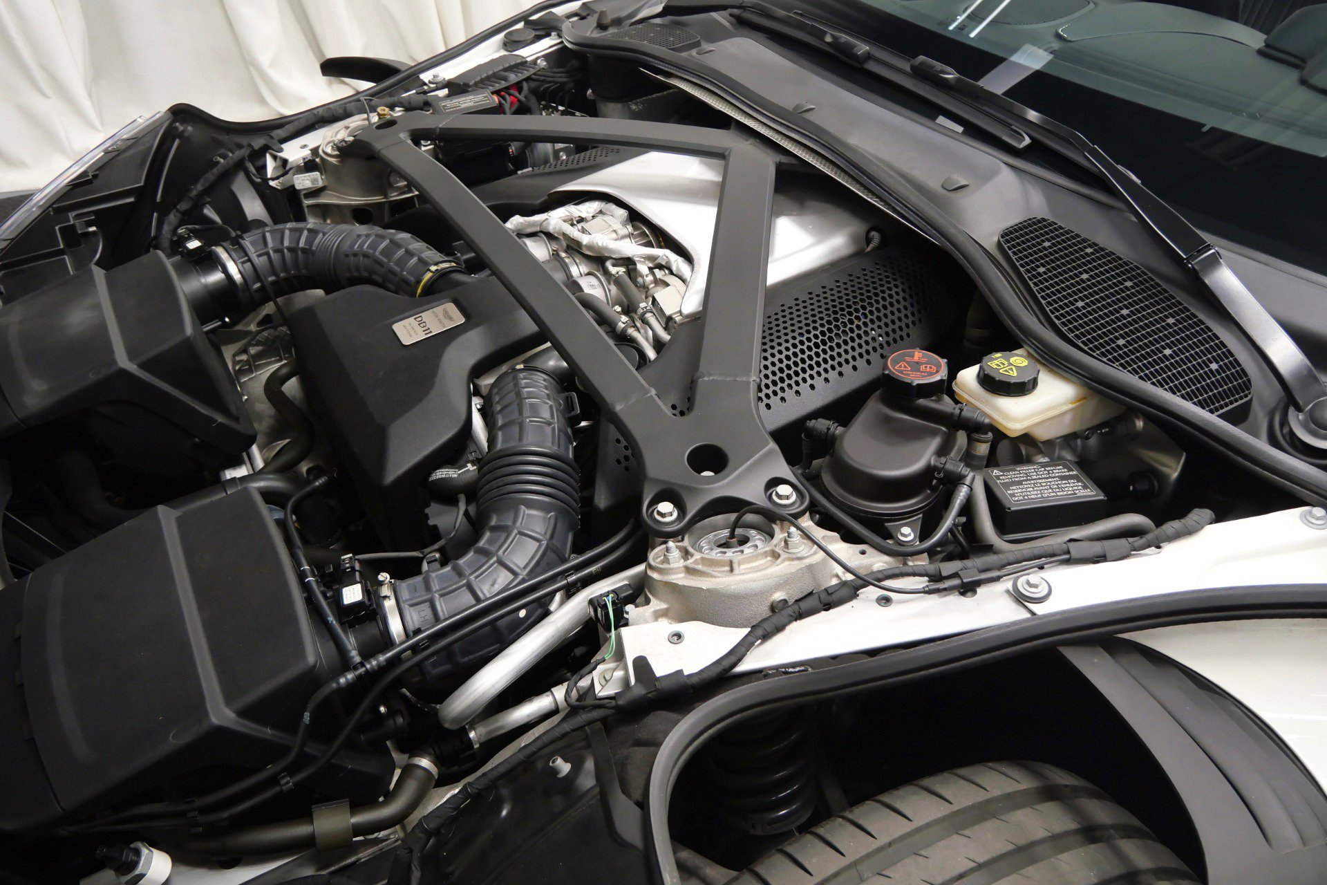 Used 2019 Aston Martin DB11 Volante image 12