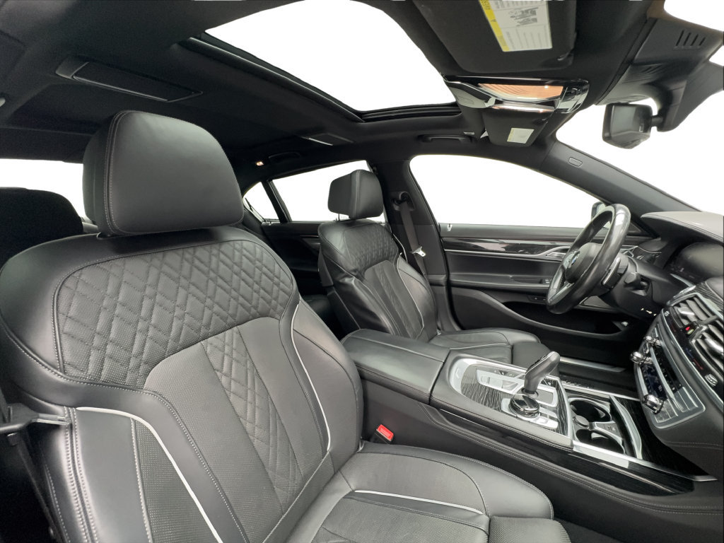 Used 2022 BMW 740i w/ Luxury Rear Seating Package RWD image 33