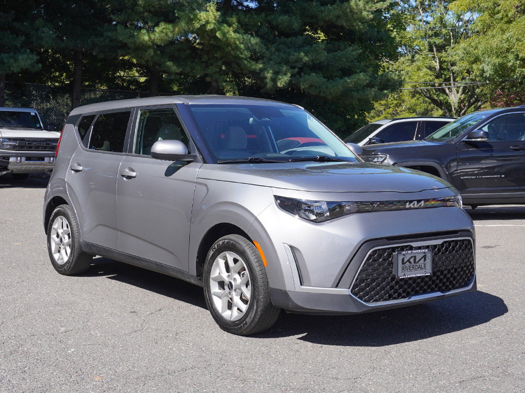 Used 2025 Kia Soul LX w/ LX Technology Package FWD image 2