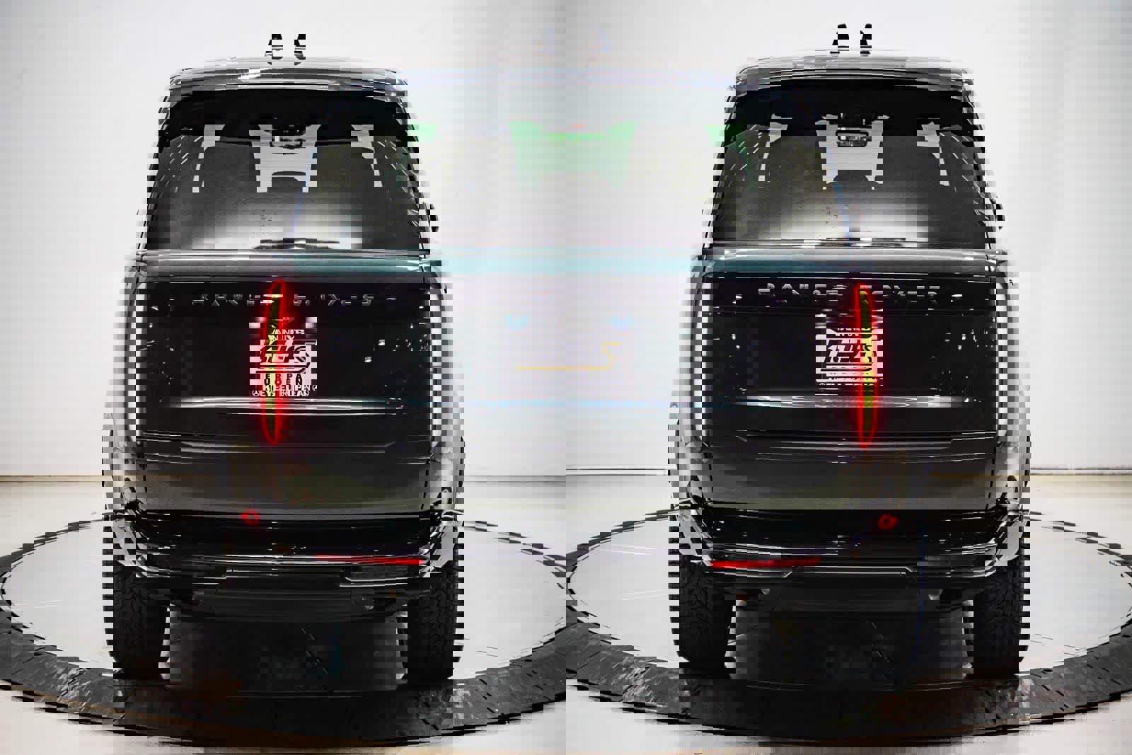 Used 2024 Land Rover Range Rover Long Wheelbase SE image 3