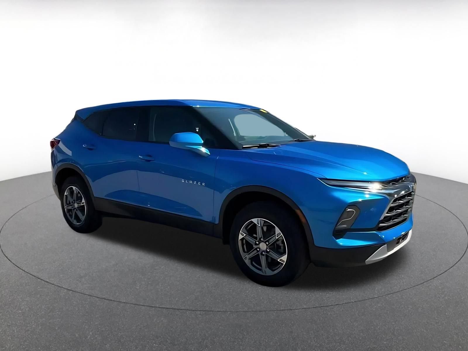 Used 2026 Chevrolet Blazer LT FWD image 2