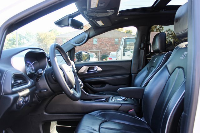 Used 2023 Chrysler Pacifica Limited w/ S Appearance Package image 13