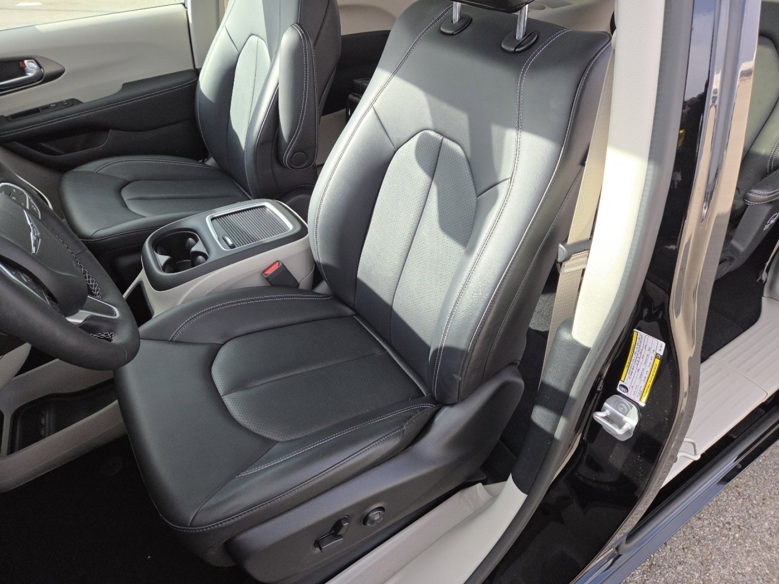 Used 2024 Chrysler Pacifica Touring-L image 24