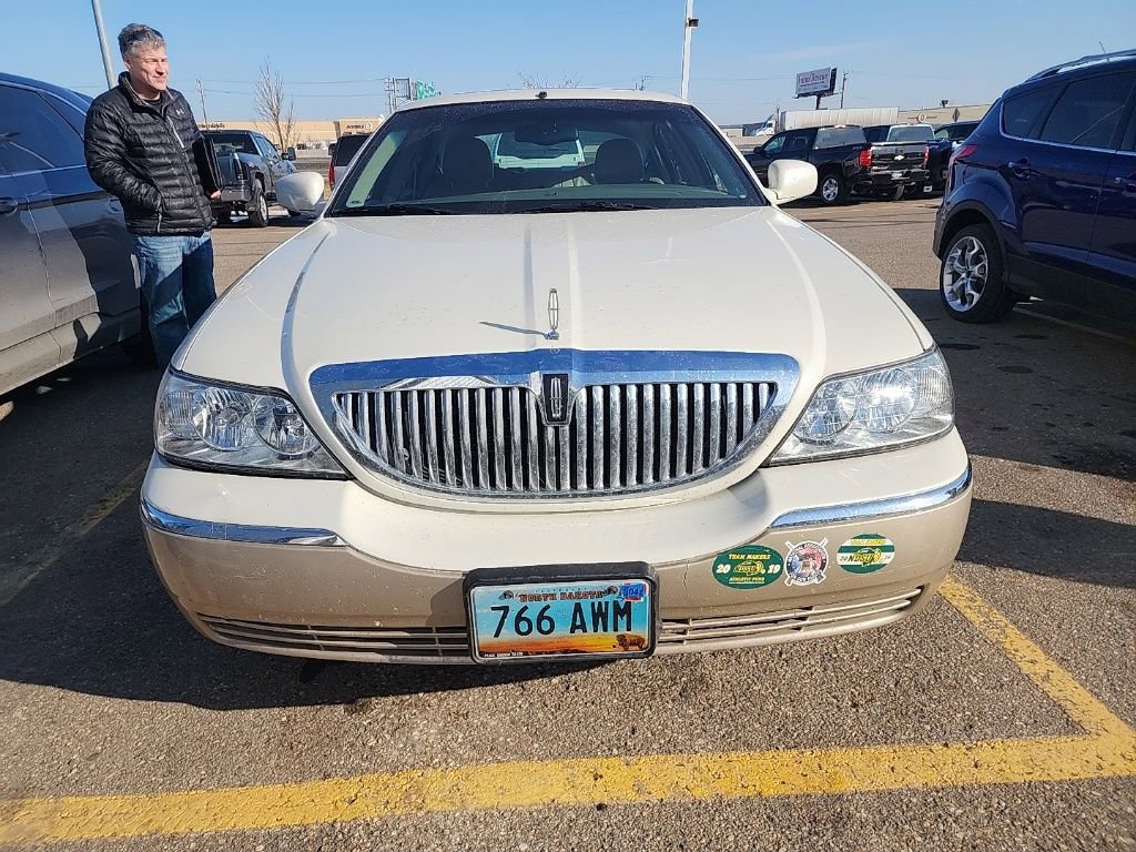 Used 2005 Lincoln Town Car Signature Limited image 2