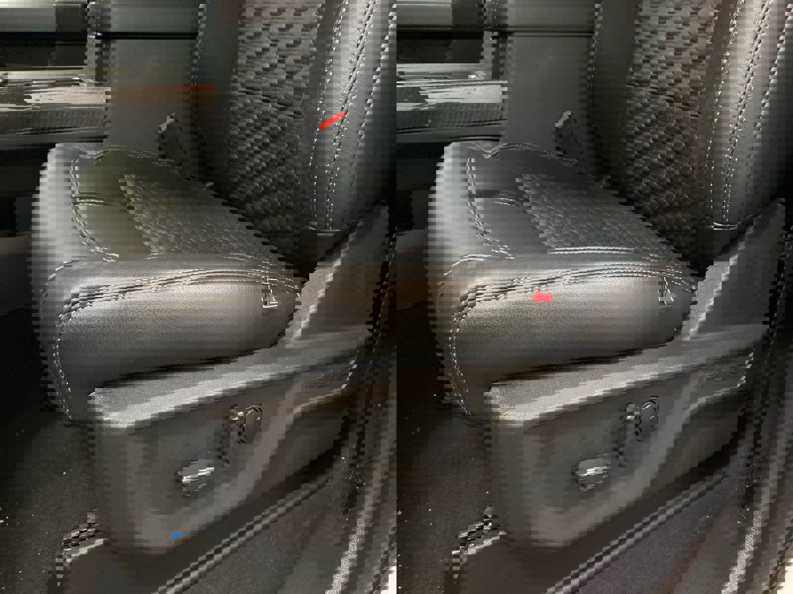 New 2026 Ford F250 Lariat w/ Black Appearance Package image 22