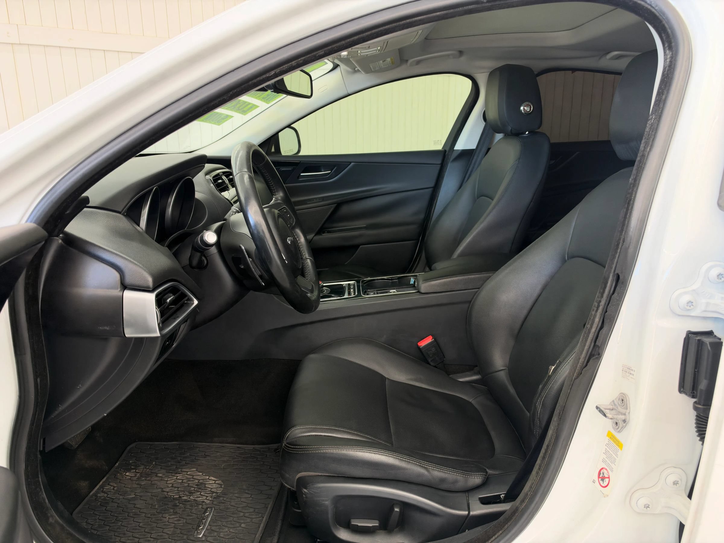 Used 2017 Jaguar XE Premium RWD image 9