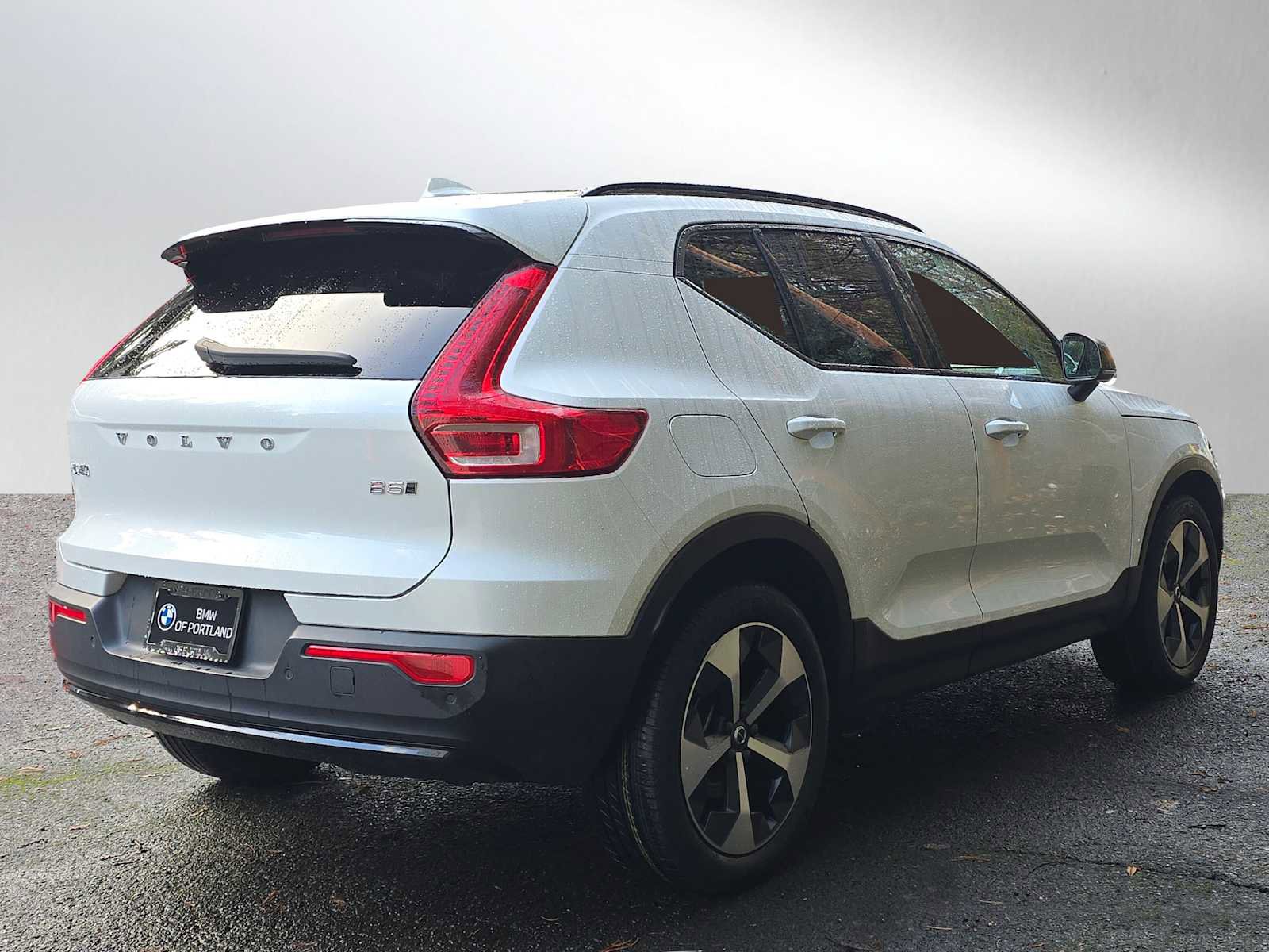 Used 2023 Volvo XC40 B5 Plus w/ Driver Assist Package image 3