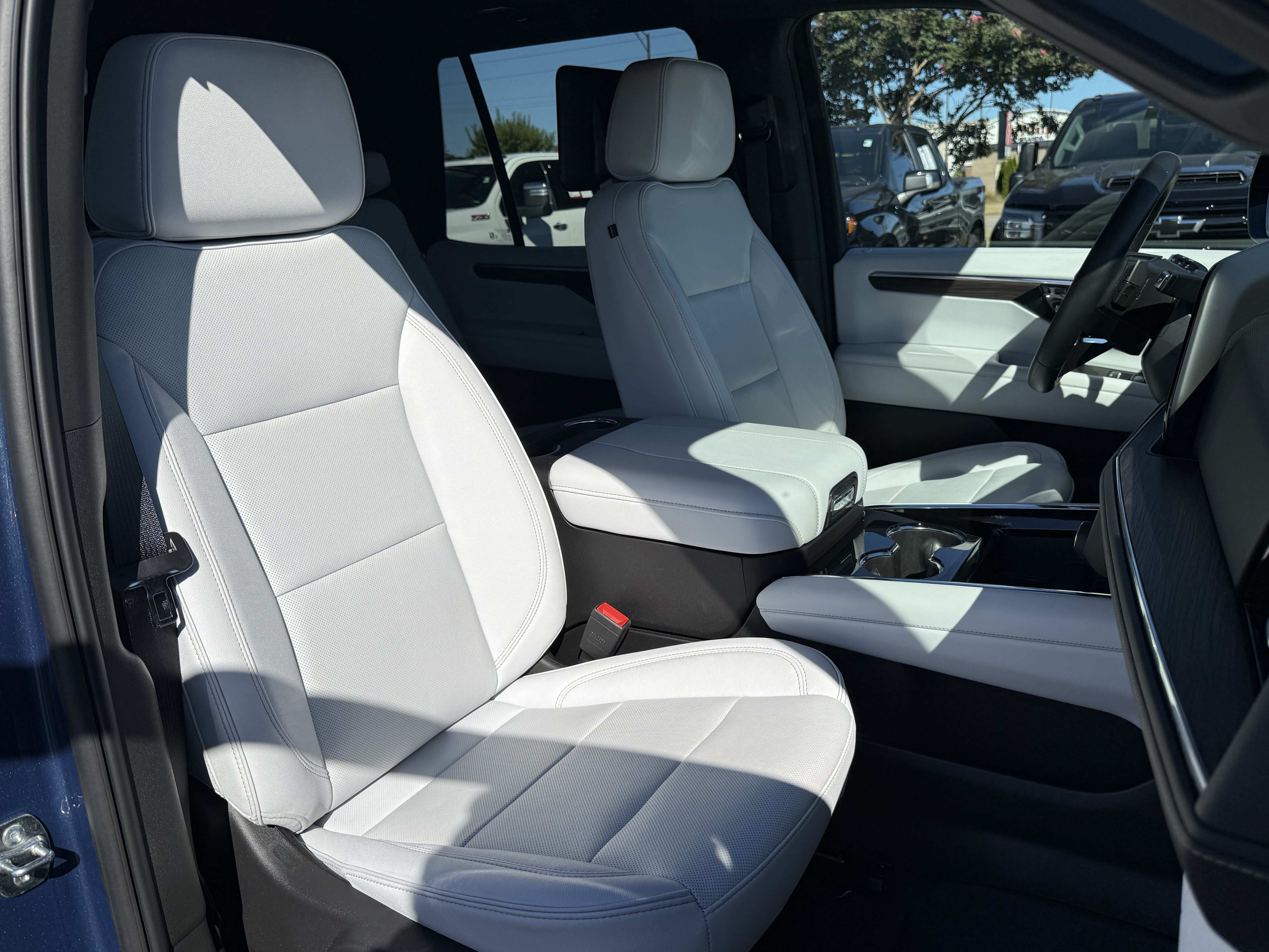 Used 2025 Chevrolet Tahoe Premier AWD/4WD image 38