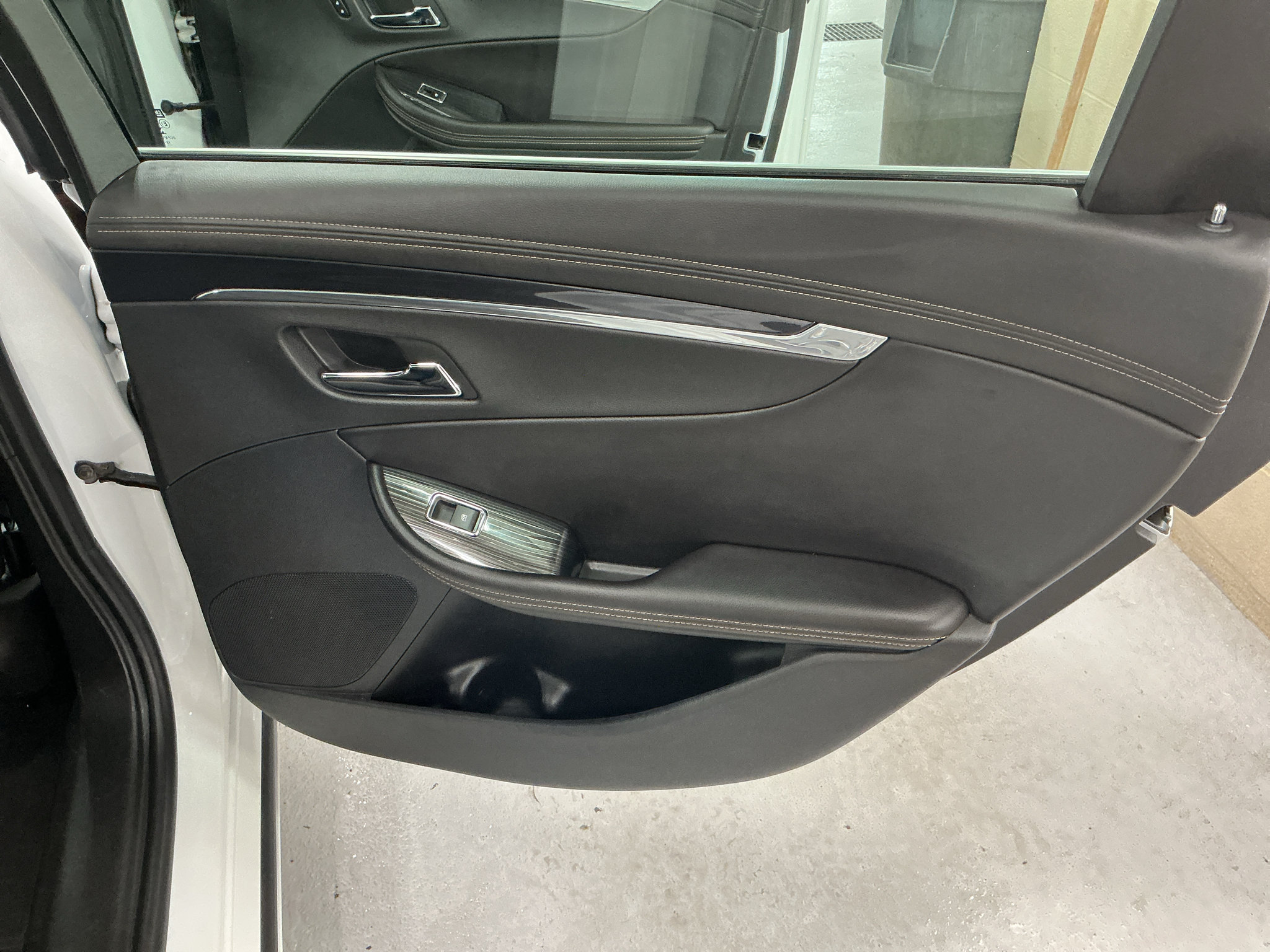 Used 2016 Chevrolet Impala LT FWD image 16