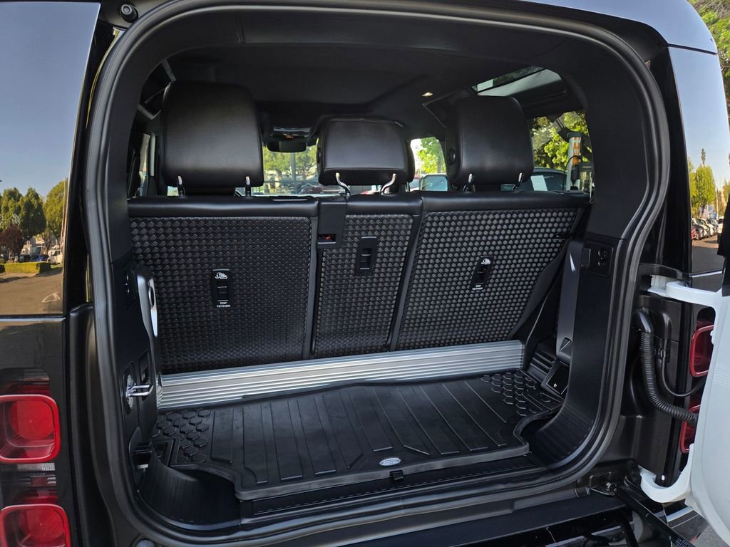 Used 2023 Land Rover Defender 90 X-Dynamic SE image 36