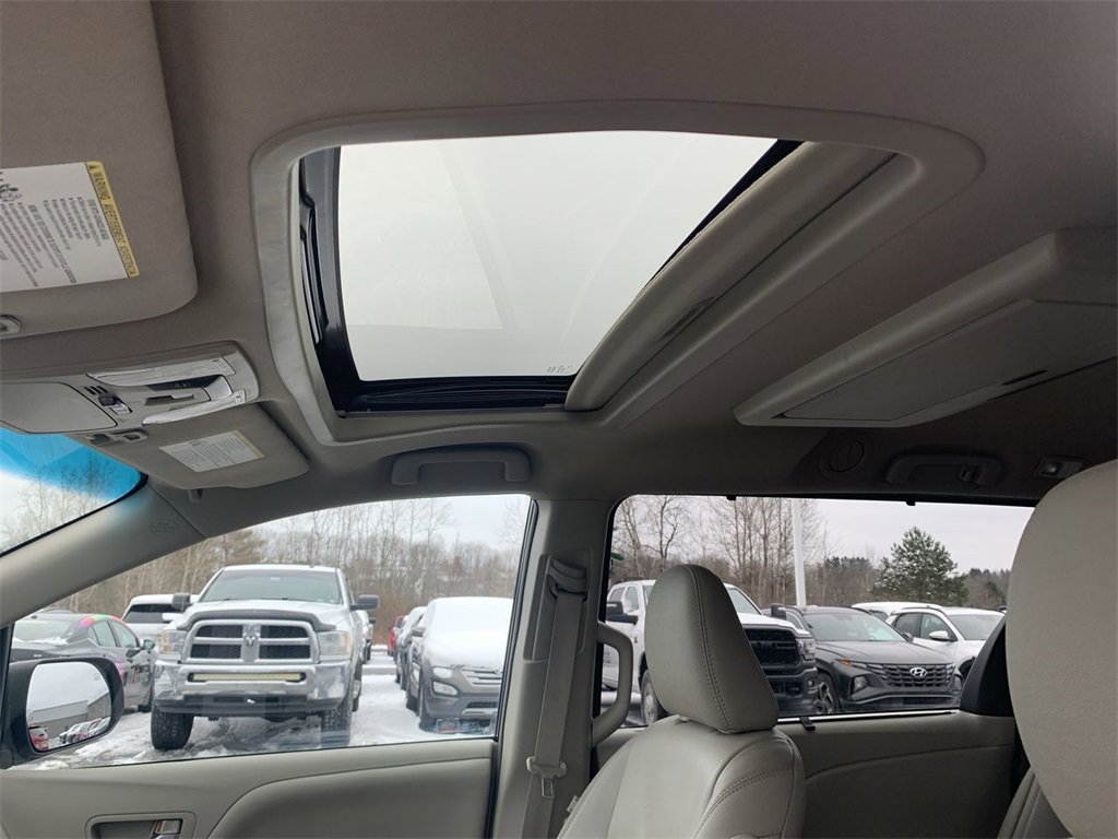 Used 2017 Toyota Sienna XLE Premium image 22