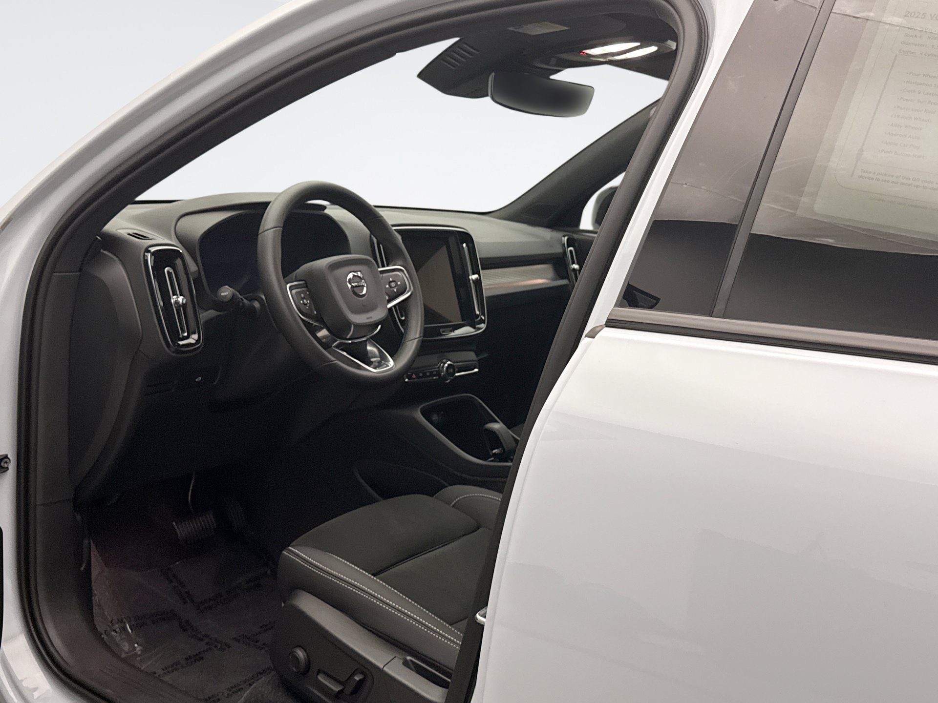 Used 2025 Volvo XC40 B5 Plus AWD/4WD image 10