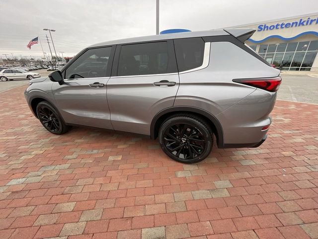 Used 2022 Mitsubishi Outlander SE image 30