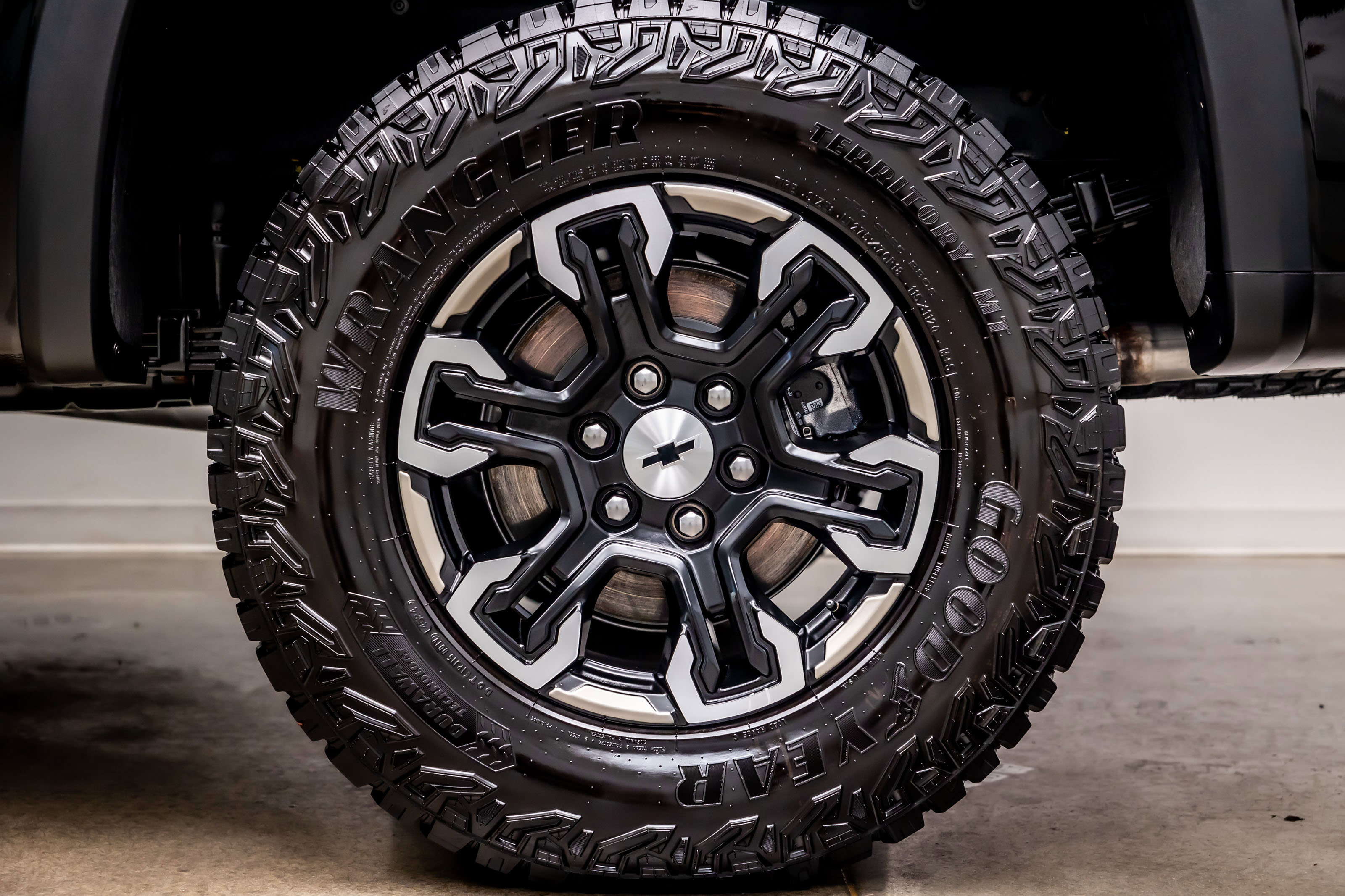 Used 2025 Chevrolet Silverado 1500 ZR2 w/ Technology Package image 39