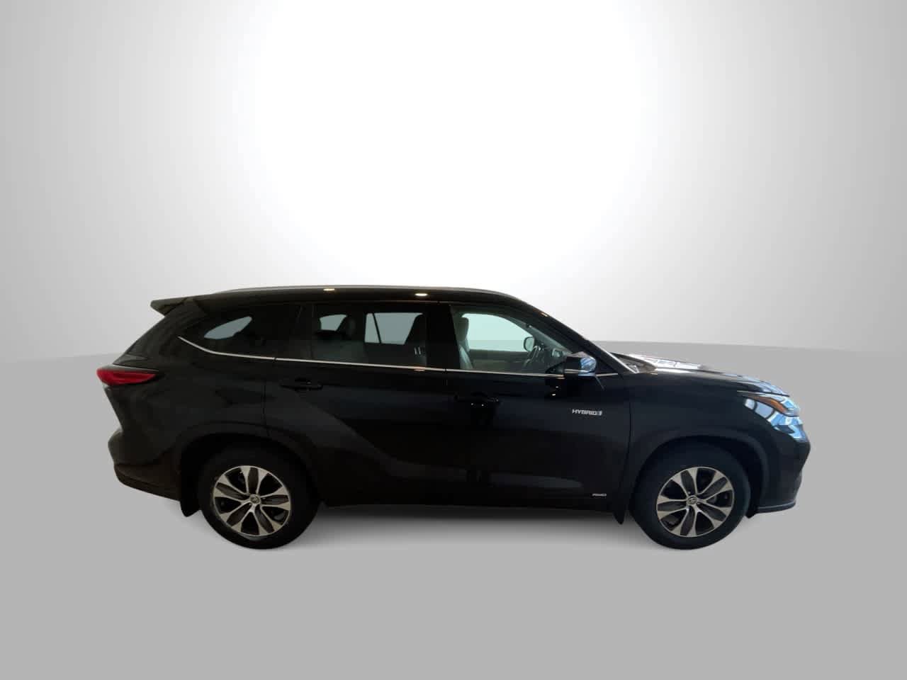 Used 2021 Toyota Highlander XLE AWD/4WD image 9