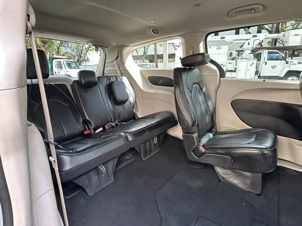 Certified 2024 Chrysler Pacifica Touring-L image 33