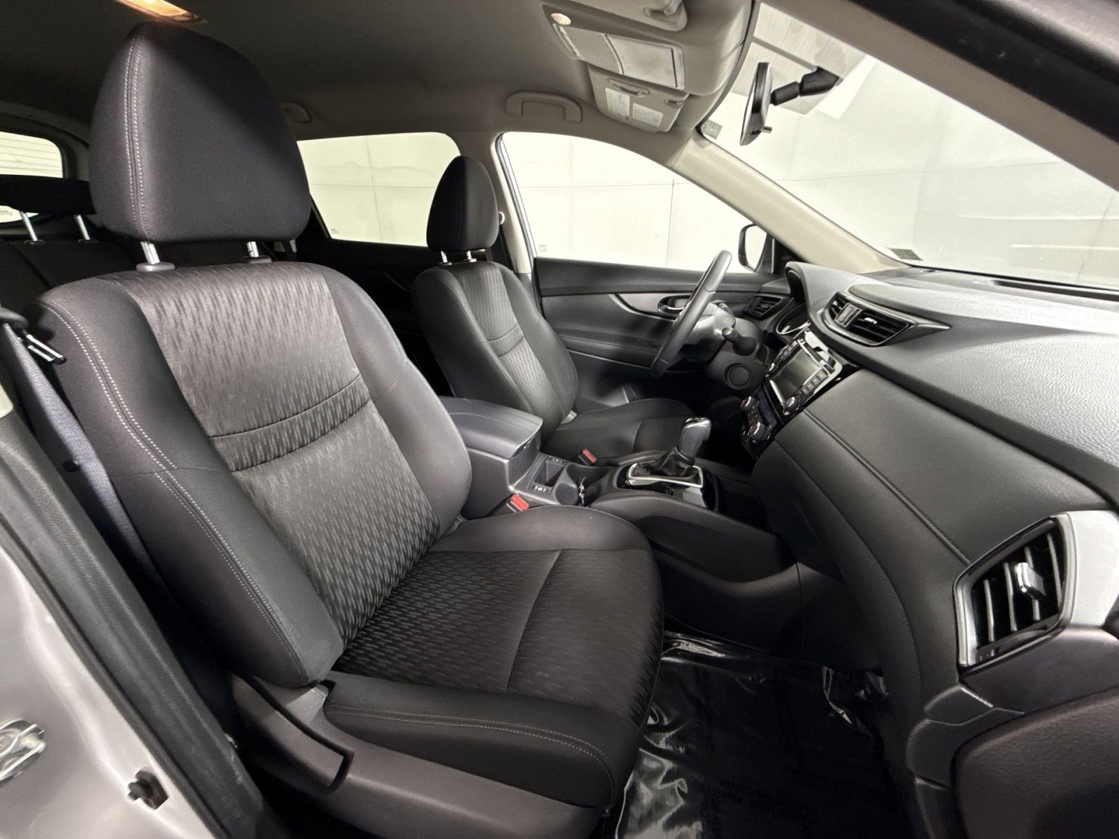 Used 2018 Nissan Rogue SV image 25