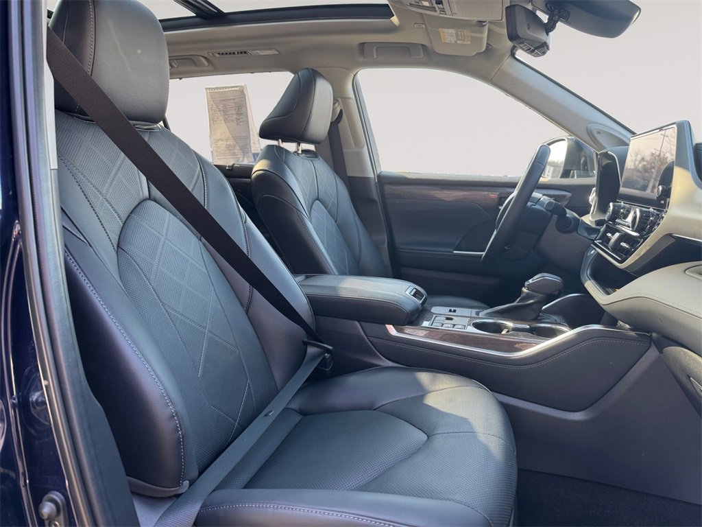 Used 2023 Toyota Highlander Platinum image 15